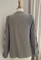 Blouse Julia In April 1986 - vue de dos coupe fluide bohème chic | Coka Collection