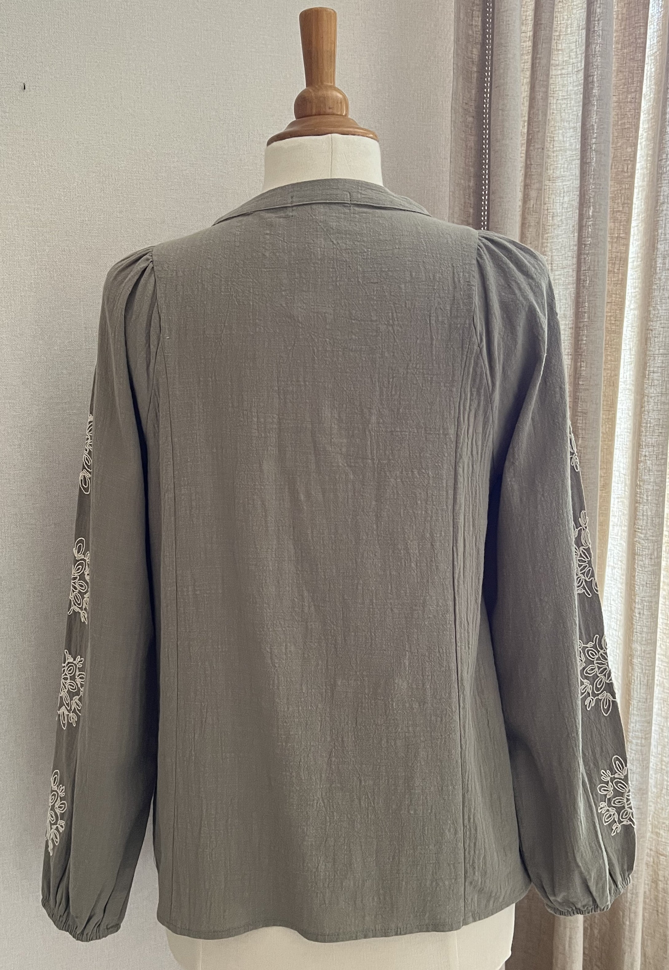 Blouse Julia In April 1986 - vue de dos coupe fluide bohème chic | Coka Collection