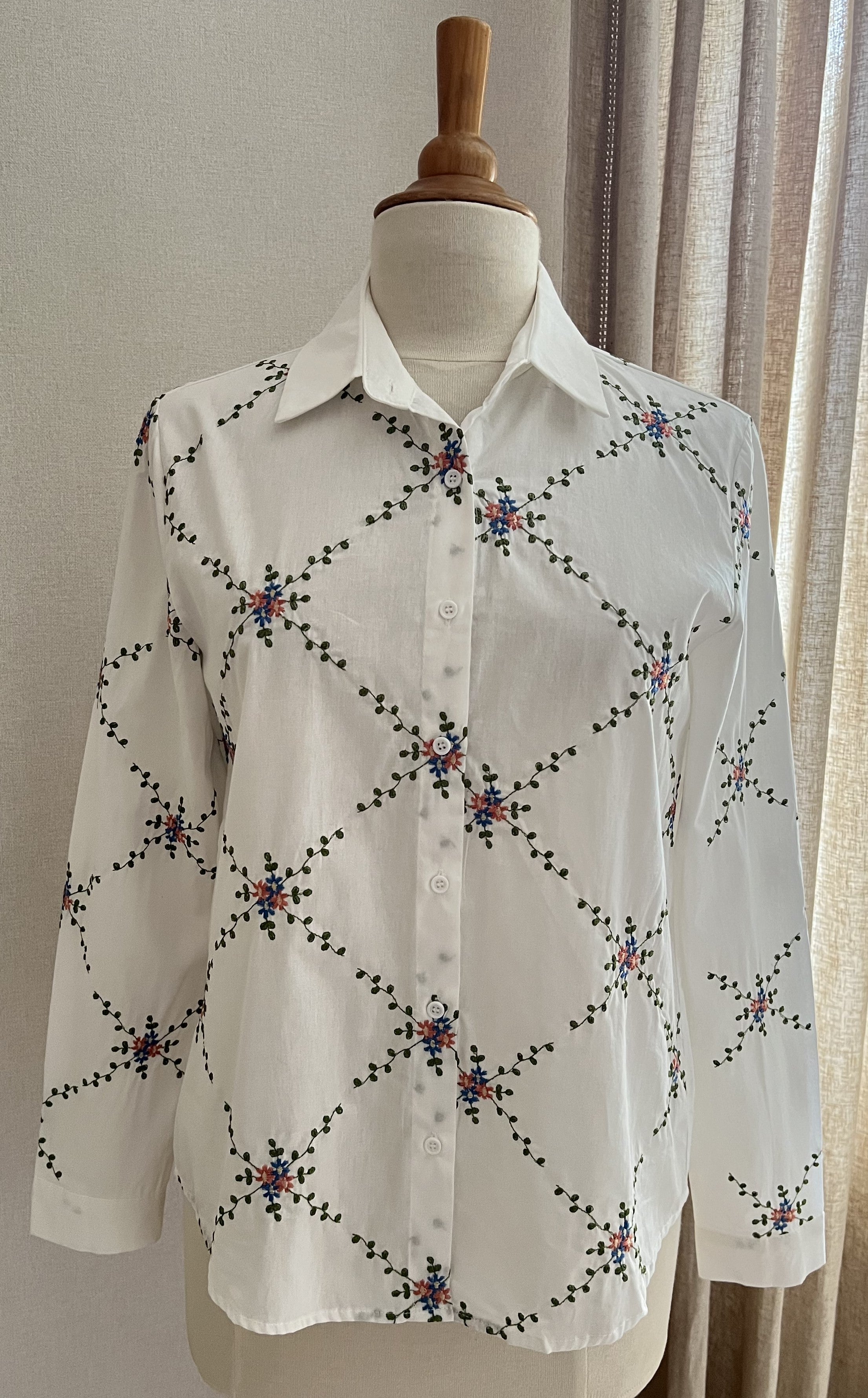 Blouse Léa brodée coton blanc – vue de face | Coka Collection
