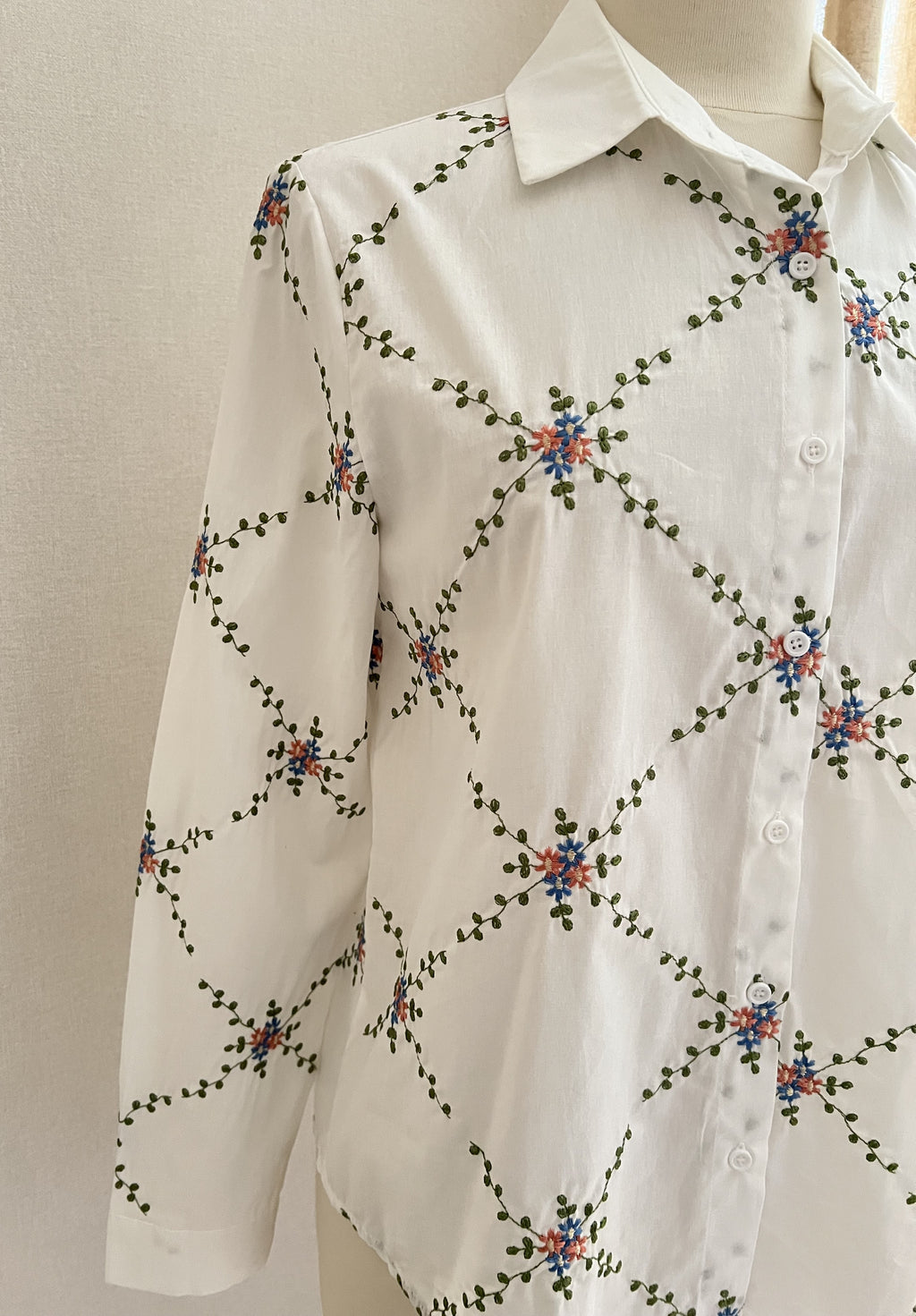 Blouse Léa femme broderies florales – style printanier | Coka Collection
