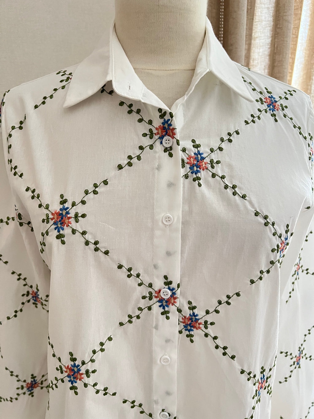 Blouse Léa coton blanc col classique – look casual chic | Coka Collection