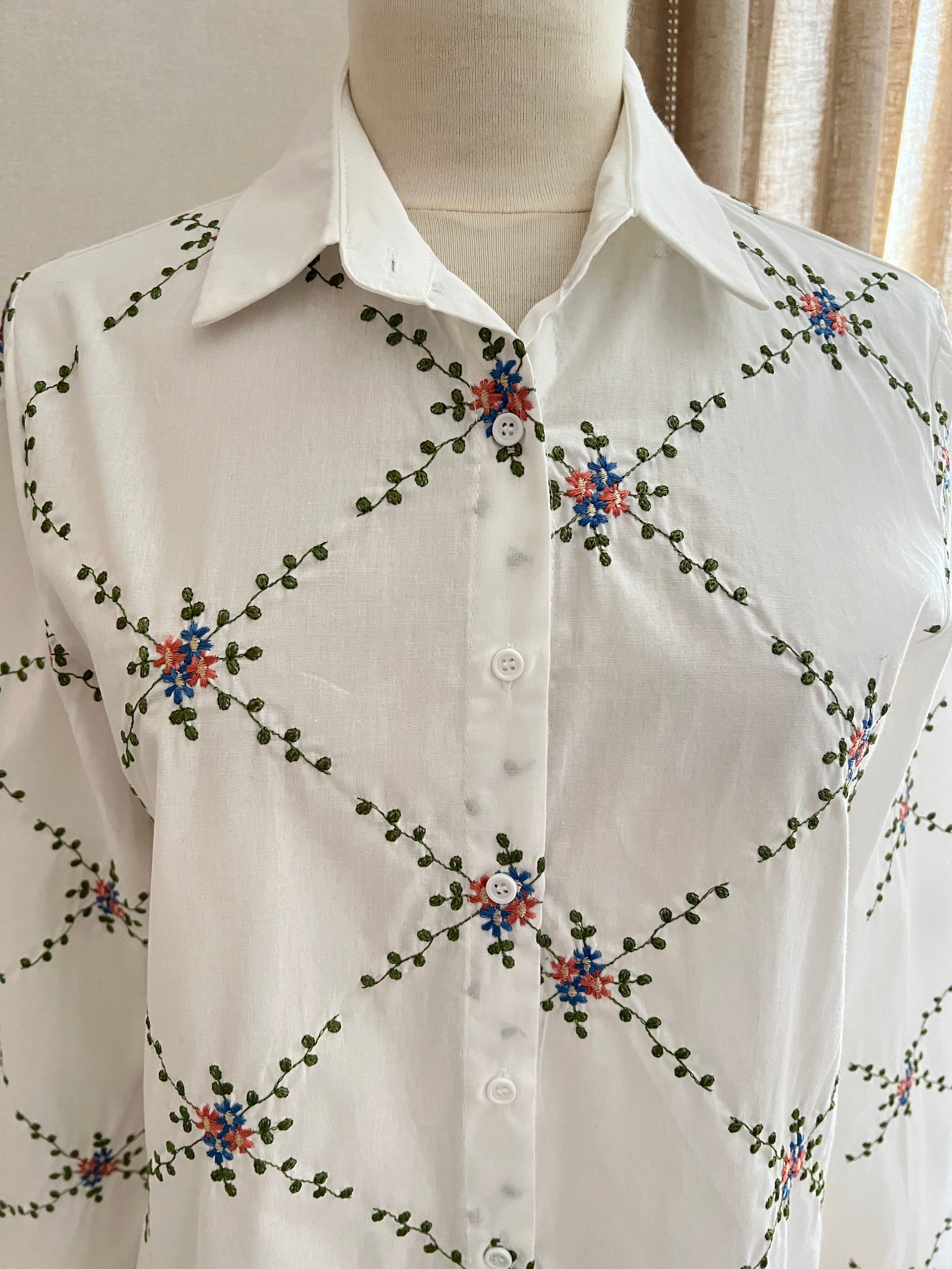 Blouse Léa coton blanc col classique – look casual chic | Coka Collection