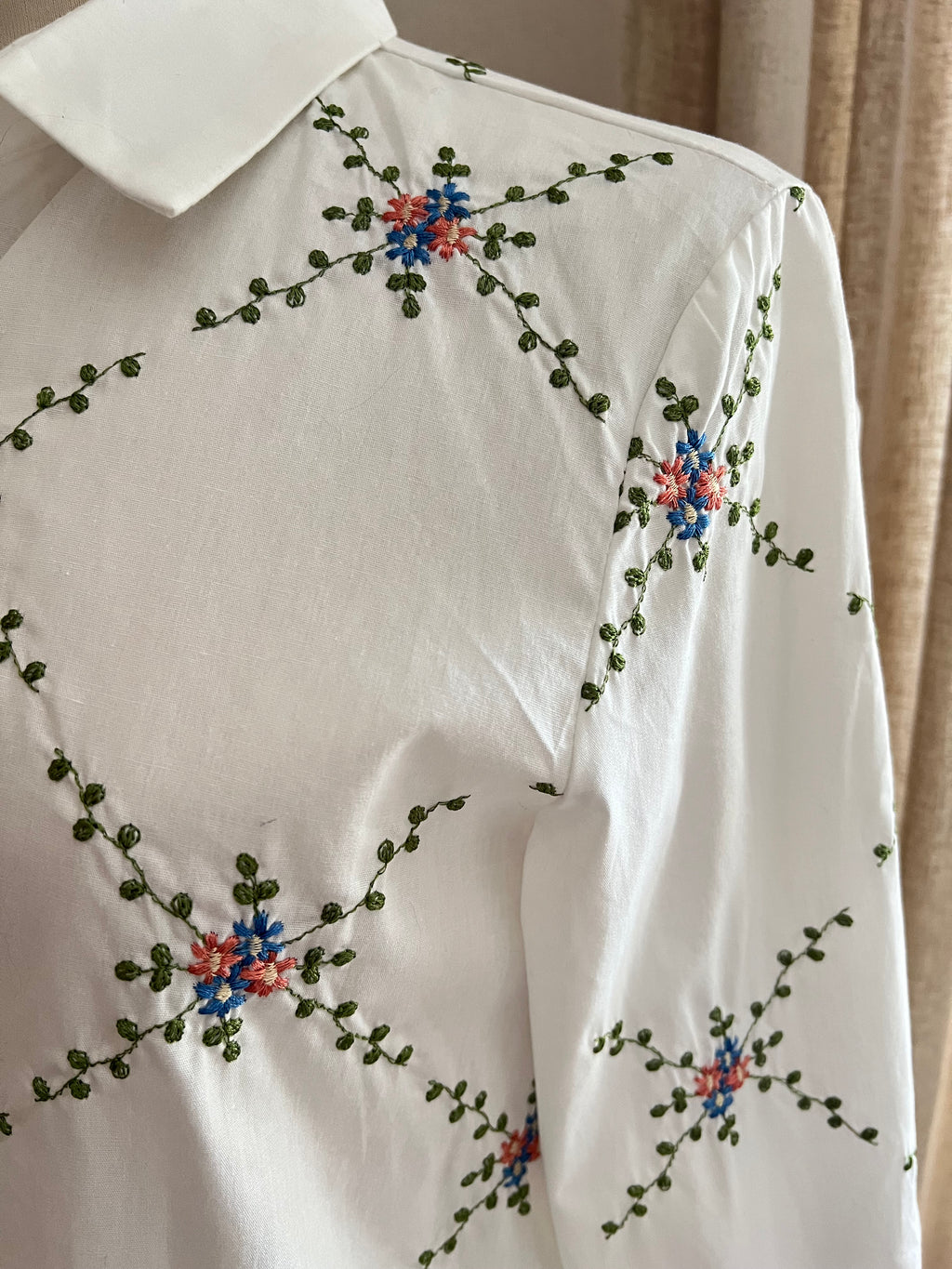 Blouse Léa coton blanc broderies florales – détail broderies | Coka Collection