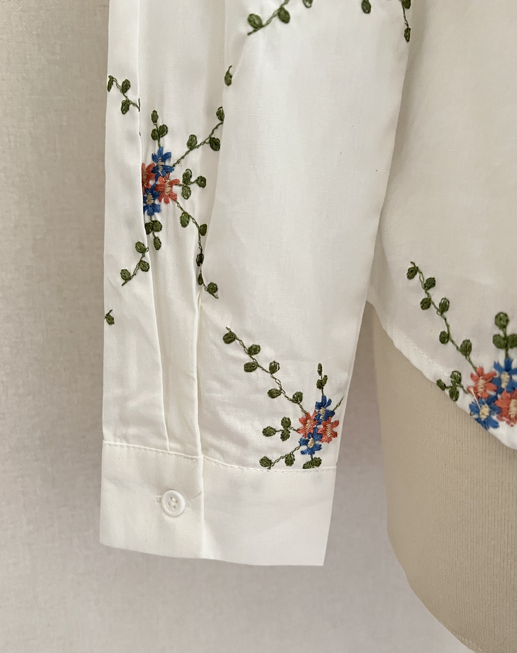 Blouse Léa femme broderies florales – détail manche | Coka Collection
