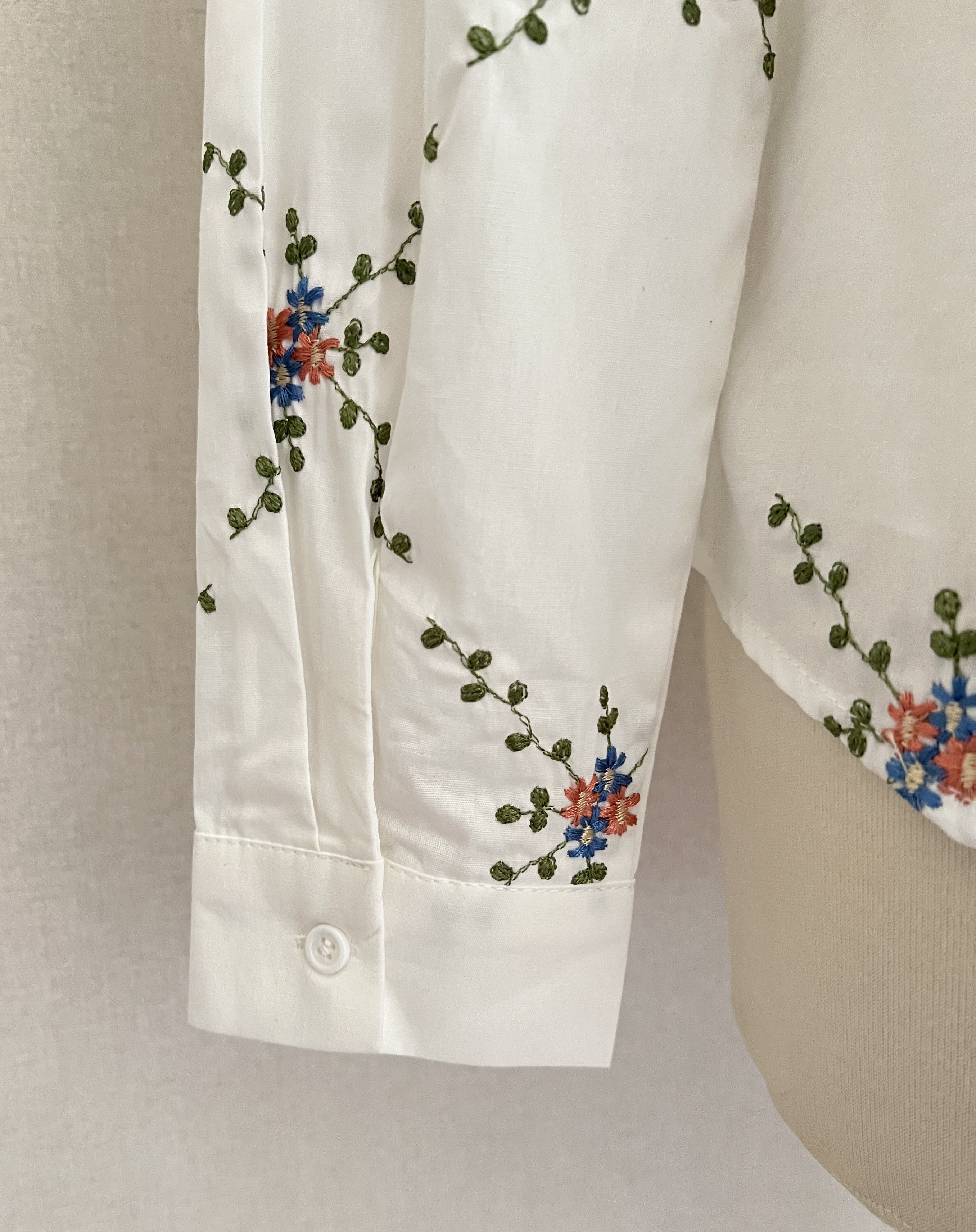 Blouse Léa femme broderies florales – détail manche | Coka Collection