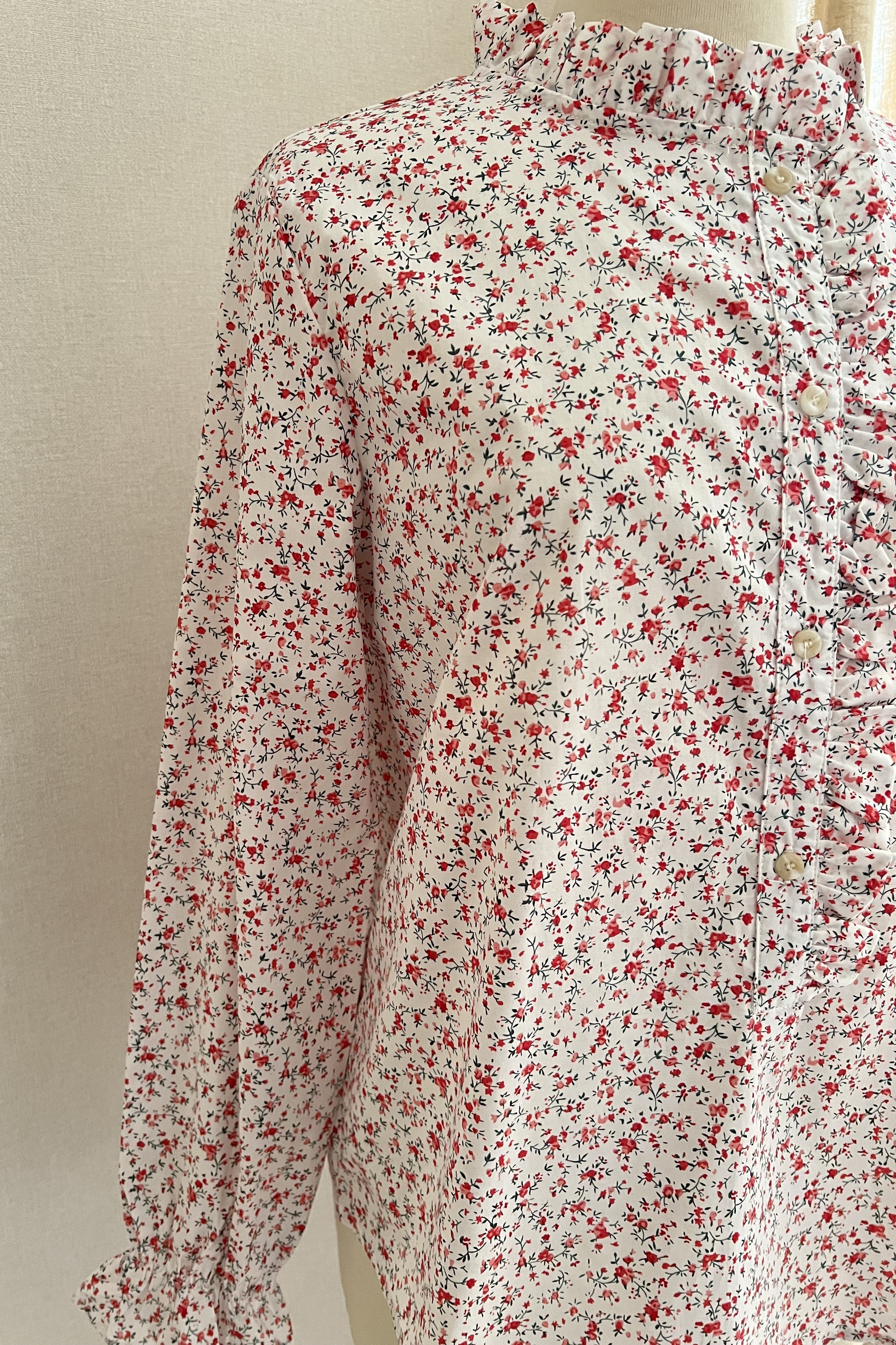 Blouse Elisa In April 1986 - détail imprimé fleuri rouge - Coka Collection