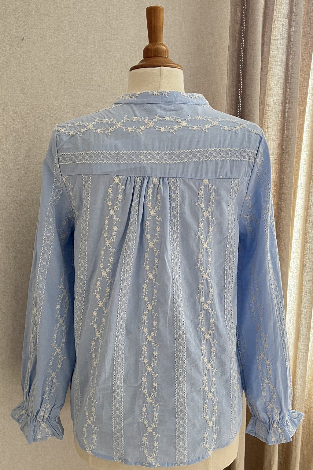 Blouse Ella bleu ciel brodée In April 1986 - vue de dos