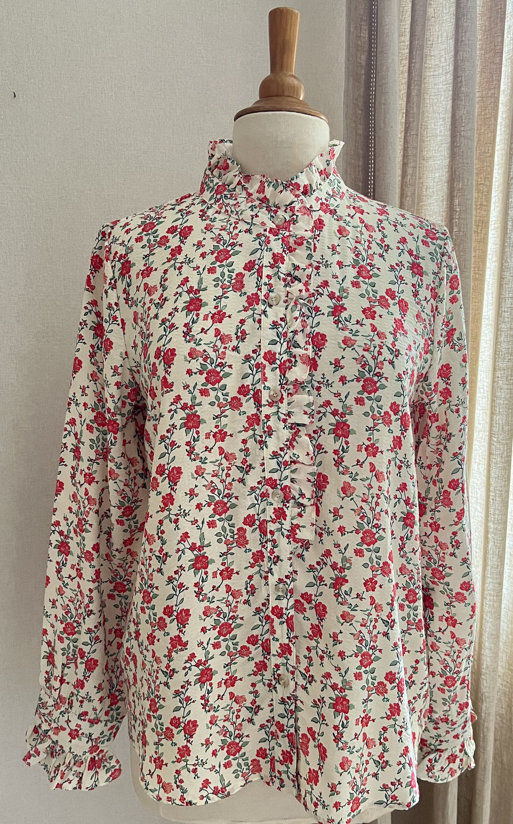 Blouse Mila fleurie rouge vert In April 1986 - vue de face - Coka Collection