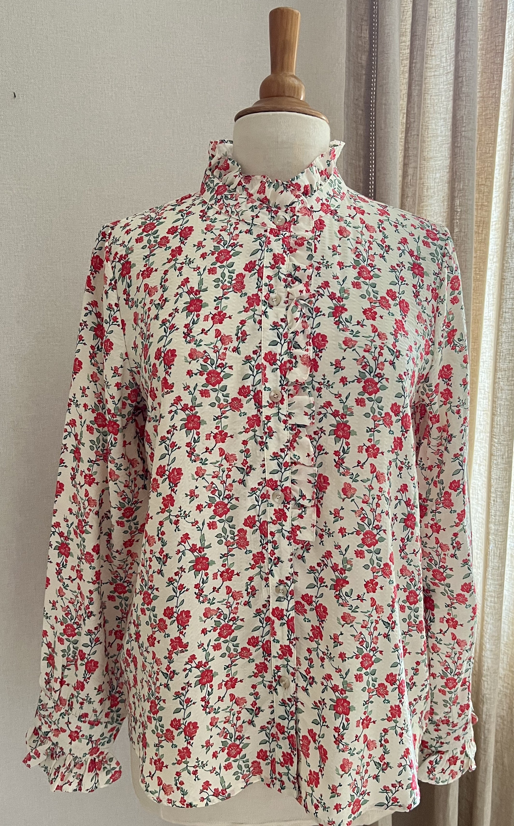 Blouse Mila fleurie rouge vert In April 1986 - vue de face - Coka Collection