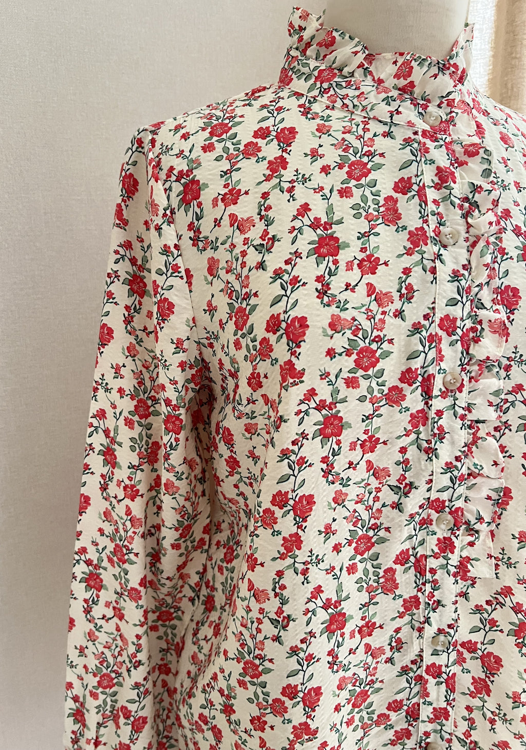 Détail finitions blouse Mila rouge vert In April 1986
