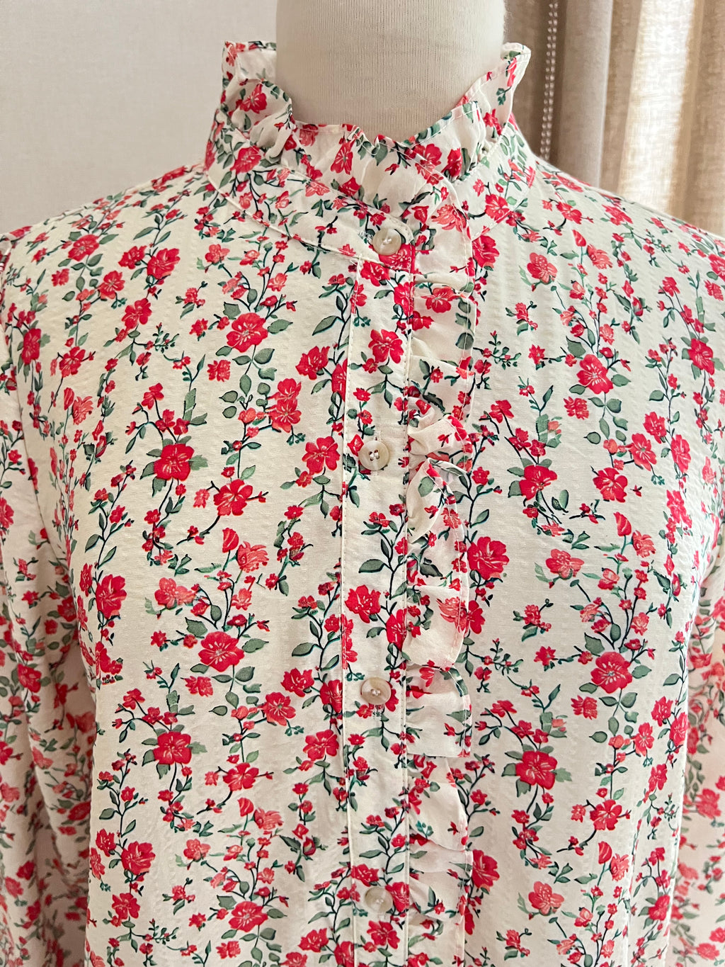 Détail finitions blouse Mila rouge vert In April 1986