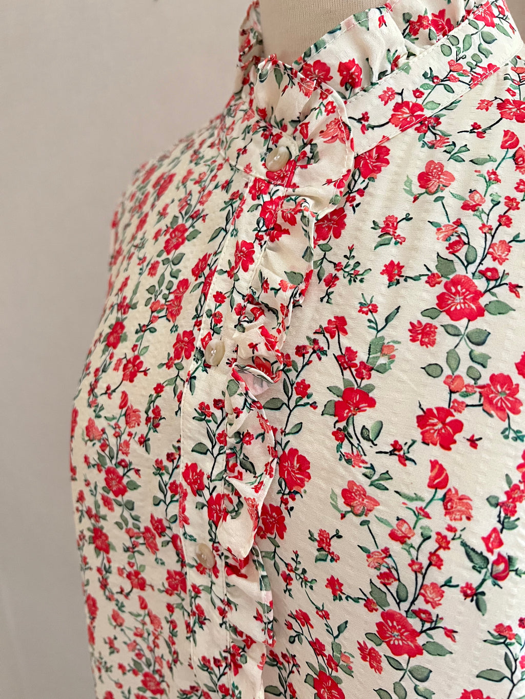 Détail col blouse Mila fleurie In April 1986