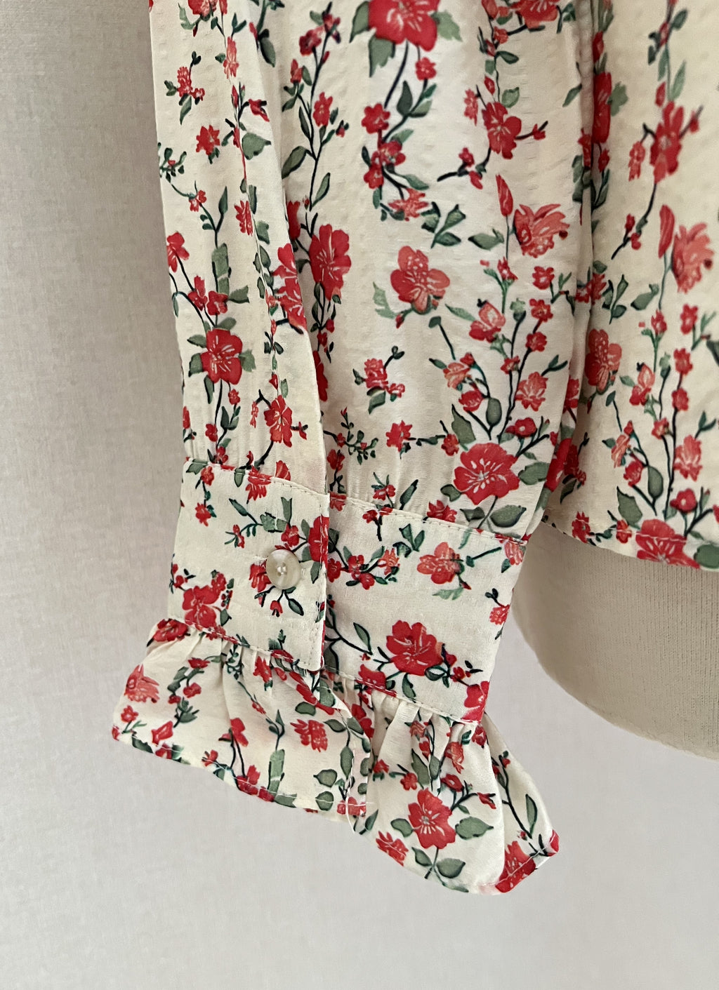 Détail manches blouse Mila fleurie In April 1986