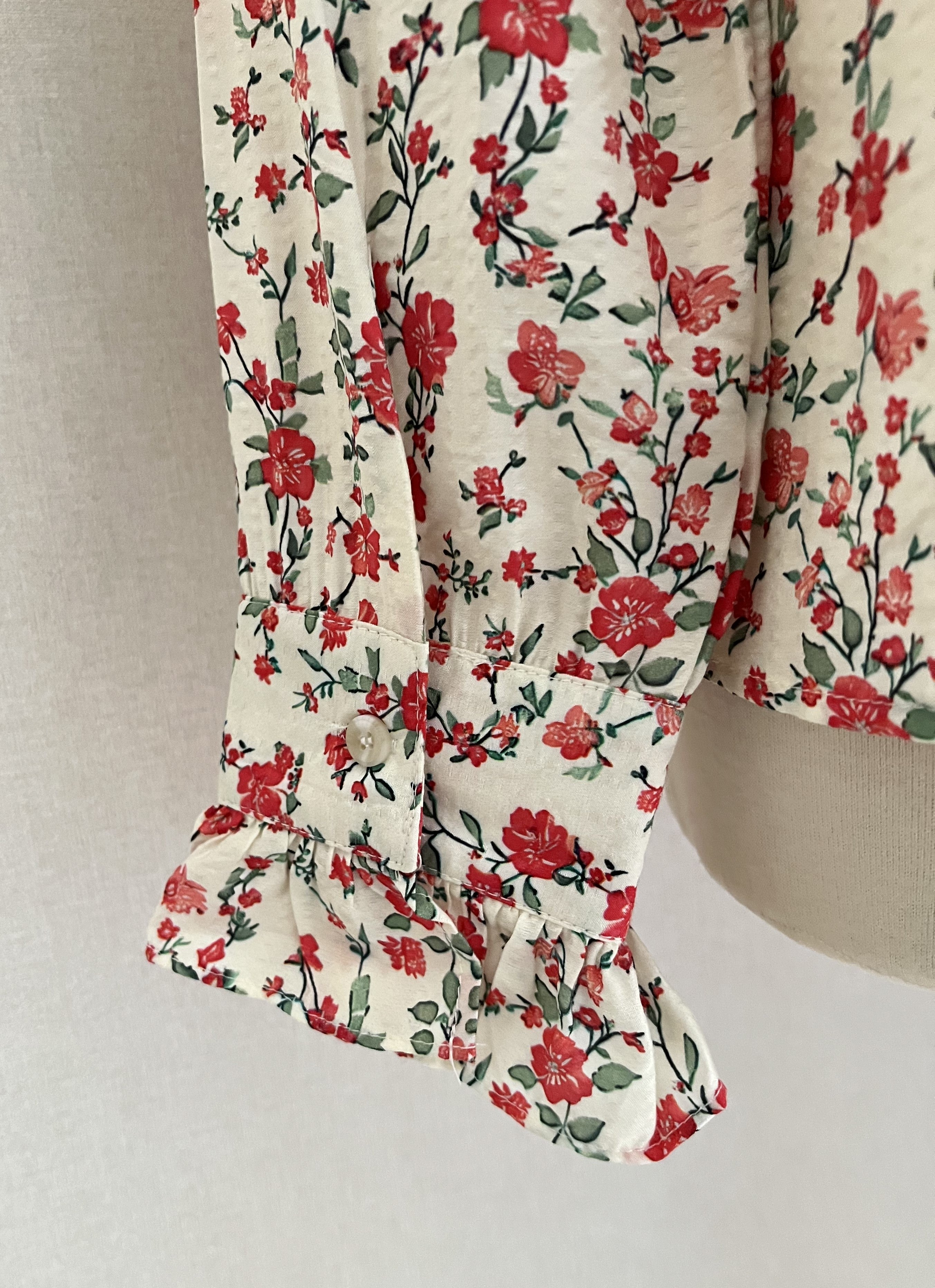 Détail manches blouse Mila fleurie In April 1986