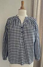 Blouse Lison vichy marine Season – vue de face, coupe ample et fluide | Coka Collection