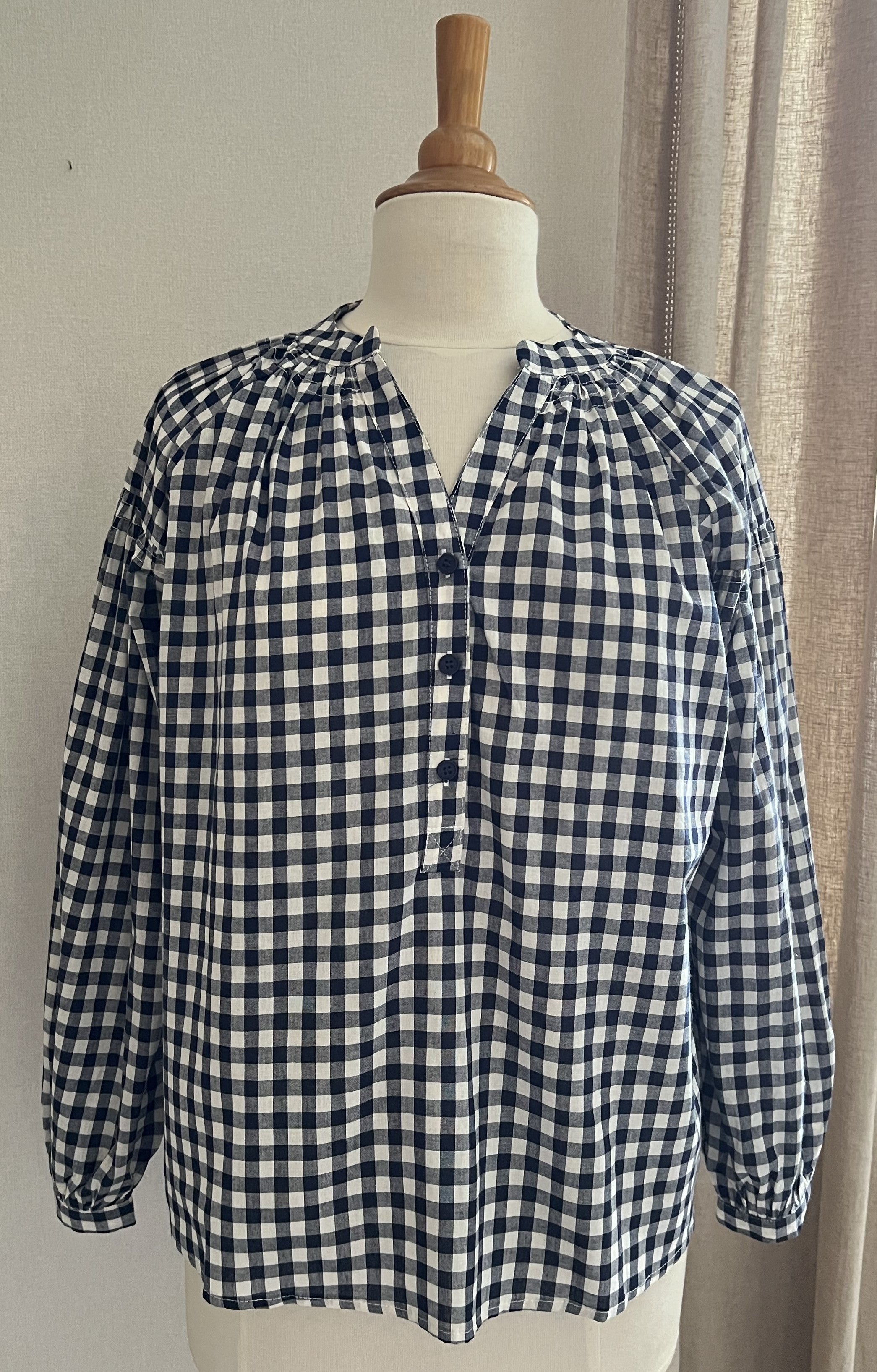 Blouse Lison vichy marine Season – vue de face, coupe ample et fluide | Coka Collection