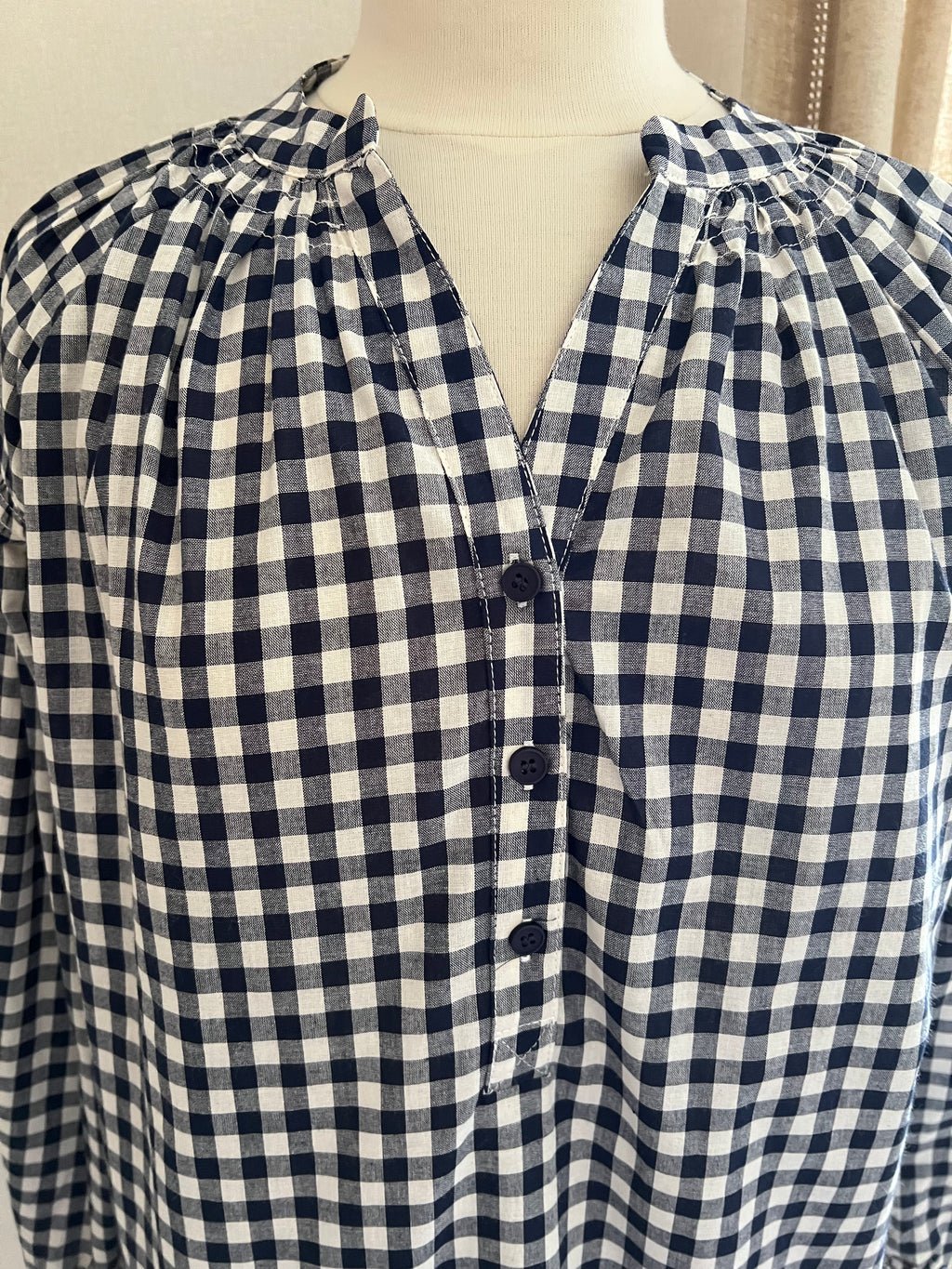 Blouse femme à carreaux vichy marine et blanc Season – détail encolure boutonnée | Coka Collection