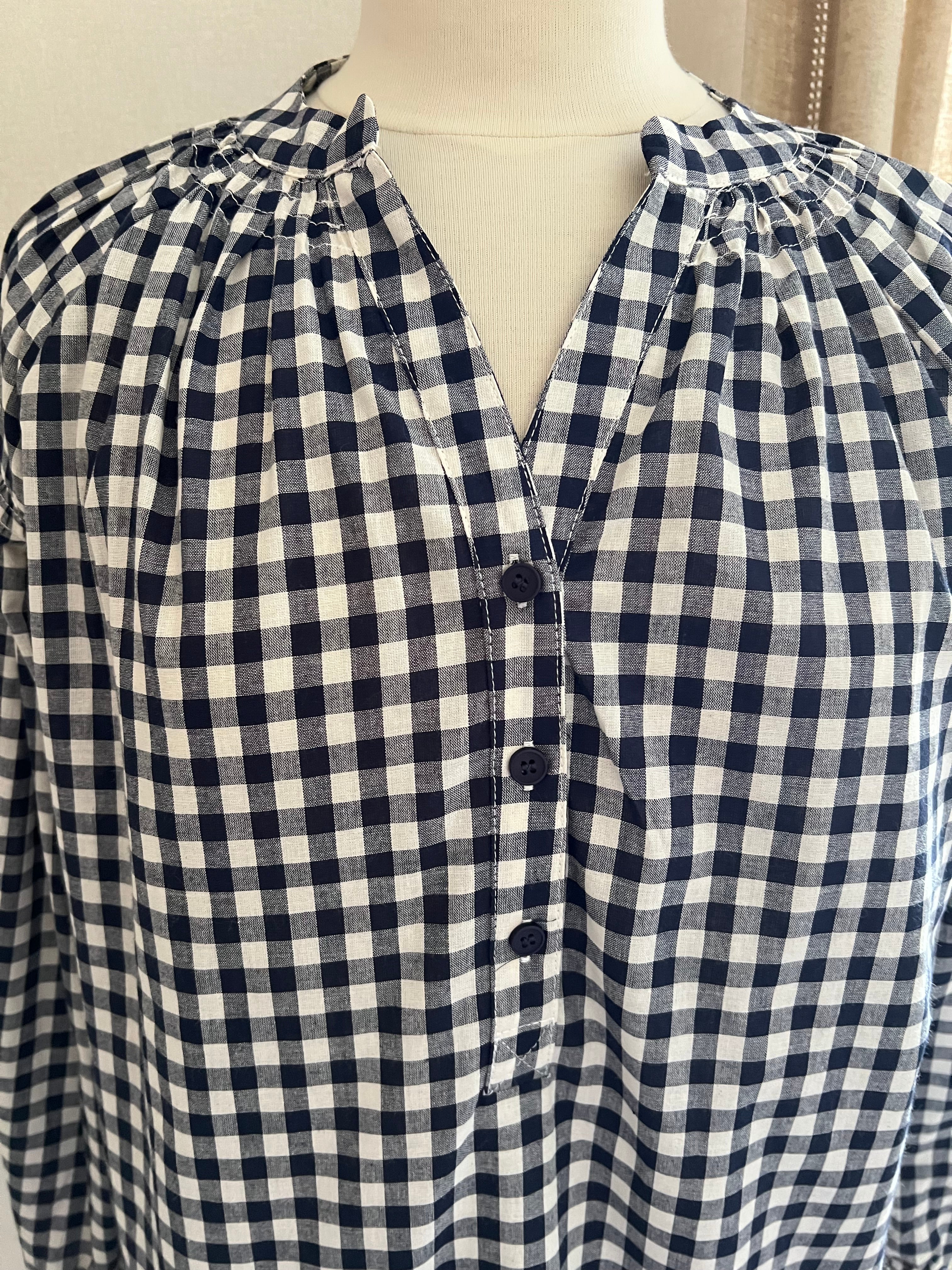 Blouse femme à carreaux vichy marine et blanc Season – détail encolure boutonnée | Coka Collection