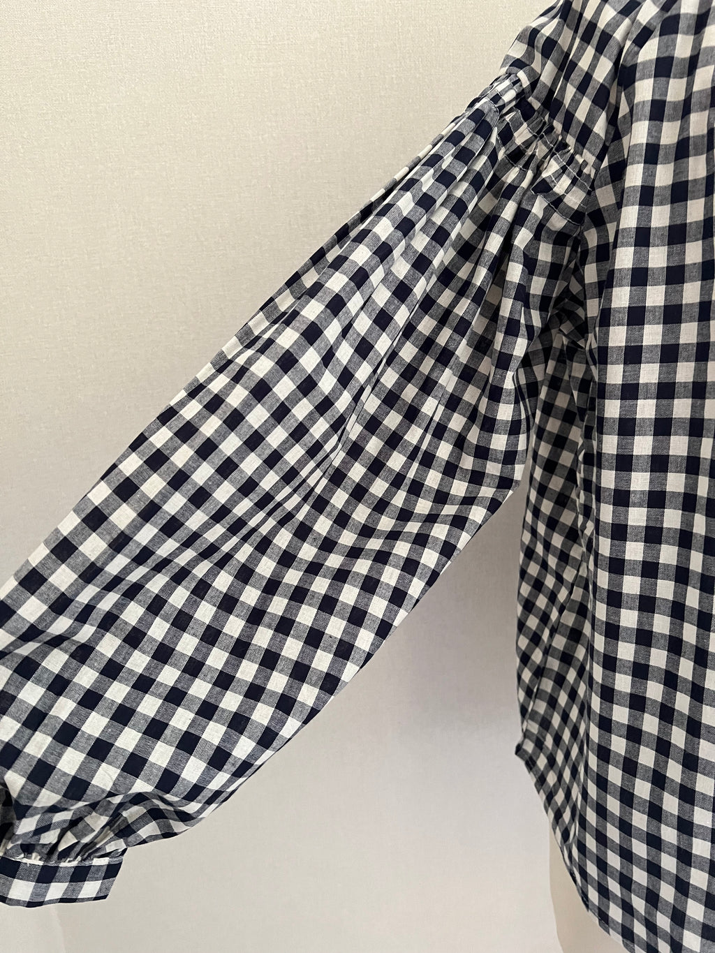 Blouse Lison manches bouffantes vichy marine Season – vue de trois quarts | Coka Collection