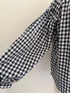 Blouse Lison manches bouffantes vichy marine Season – vue de trois quarts | Coka Collection