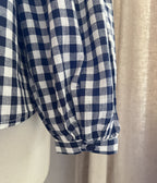 Blouse vichy marine Season – détail manches longues resserrées aux poignets | Coka Collection