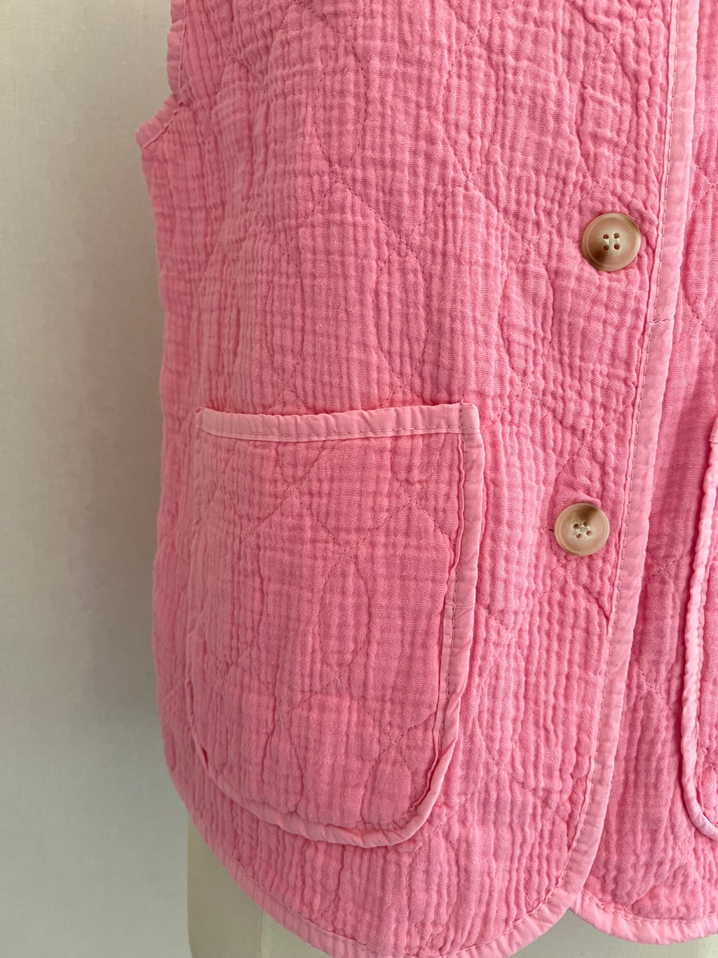 Poches plaquées gilet Gabin rose gaze de coton - Coka Collection
