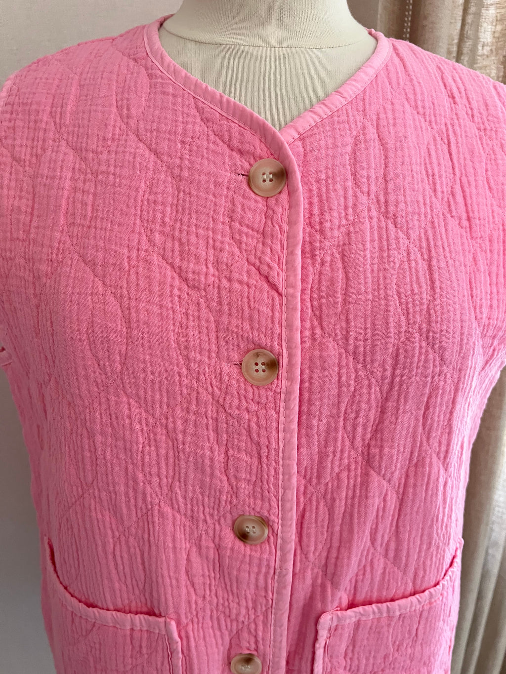 Fermeture boutonnée gilet rose gaze de coton - Coka Collection