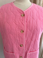 Fermeture boutonnée gilet rose gaze de coton - Coka Collection