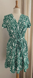 Robe Gina courte fleurie verte décolleté croisé - bohème chic | Coka Collection