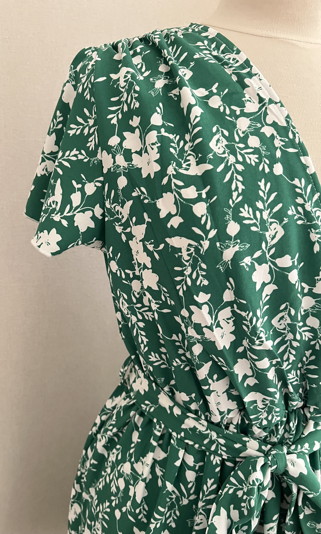 Robe Gina courte fluide imprimé floral blanc sur vert ceinture à nouer | Coka Collection