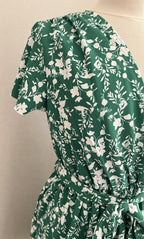 Robe Gina courte fluide imprimé floral blanc sur vert ceinture à nouer | Coka Collection