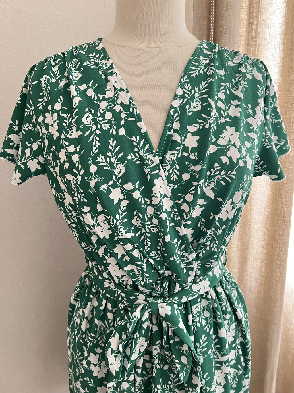 Robe Gina - détail décolleté croisé et ceinture à nouer | Coka Collection