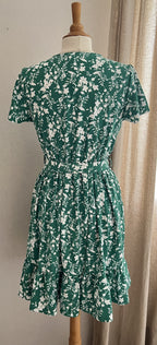 Robe Gina - vue de dos coupe fluide et bas volanté | Coka Collection