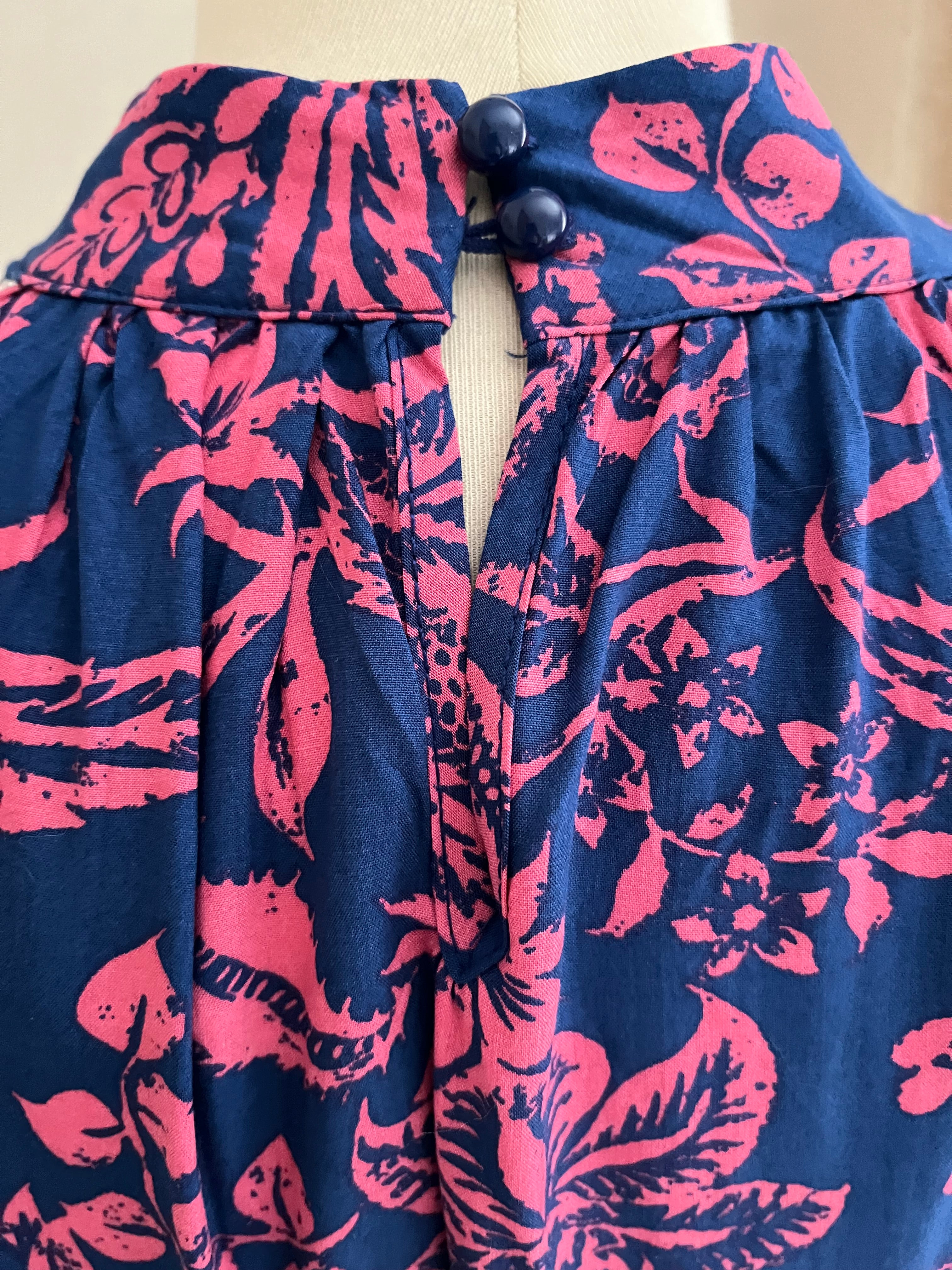 Robe Suzanne col montant froncé - détail encolure - Coka Collection