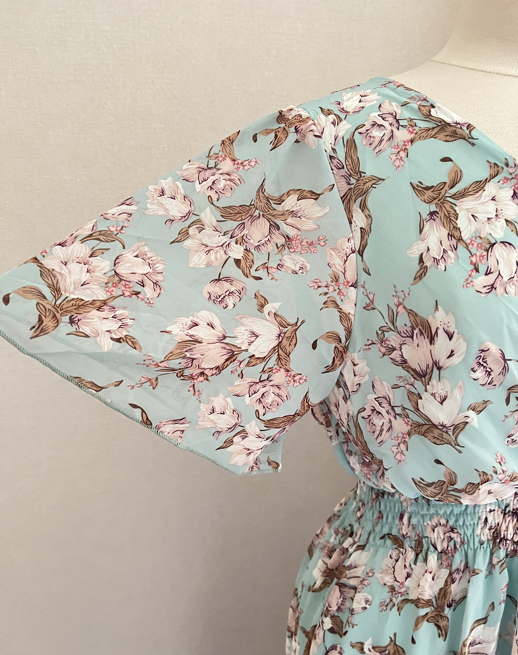 Robe Marion longue fluide imprimé floral vert - détail manche - Coka Collection