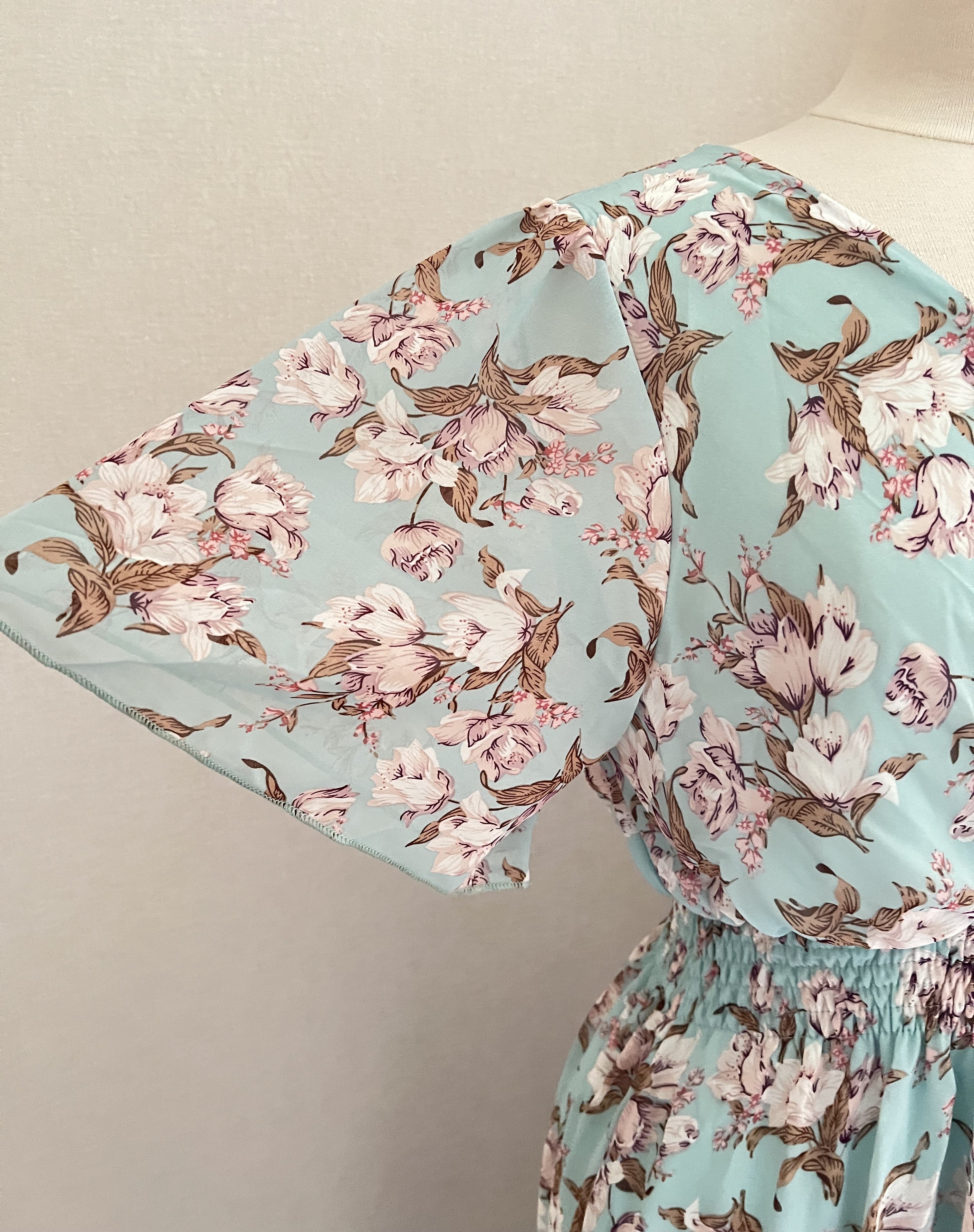 Robe Marion longue fluide imprimé floral vert - détail manche - Coka Collection