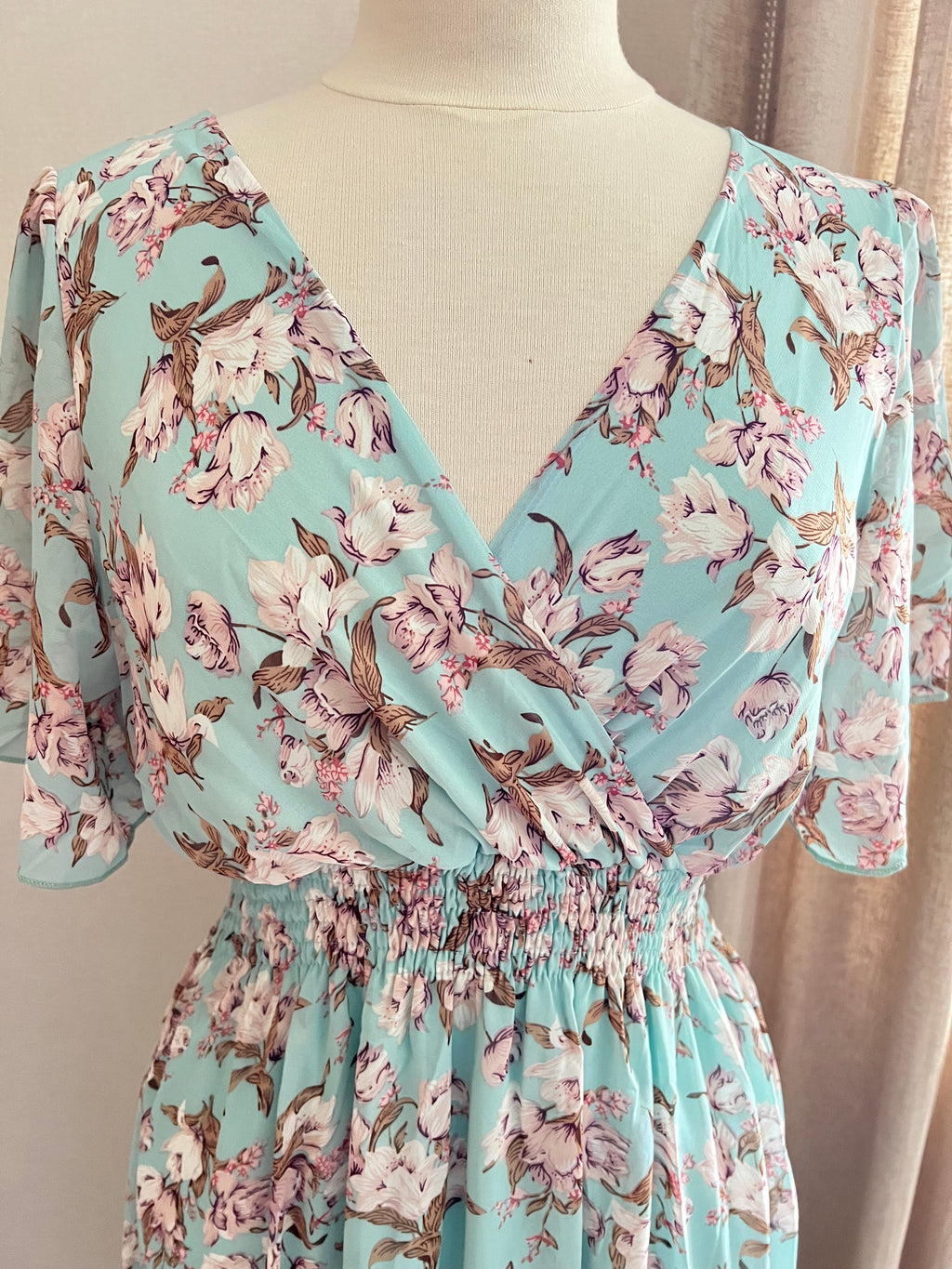 Robe Marion verte décolleté croisé - détail encolure - Coka Collection