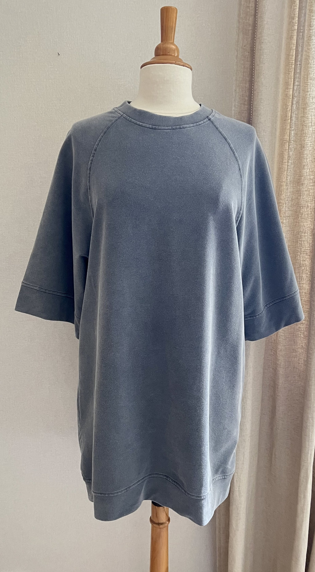 Robe Lisa grise oversize - vue de face - Coka Collection