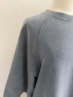 Robe Lisa grise col rond manches courtes - détail tissu - Coka Collection