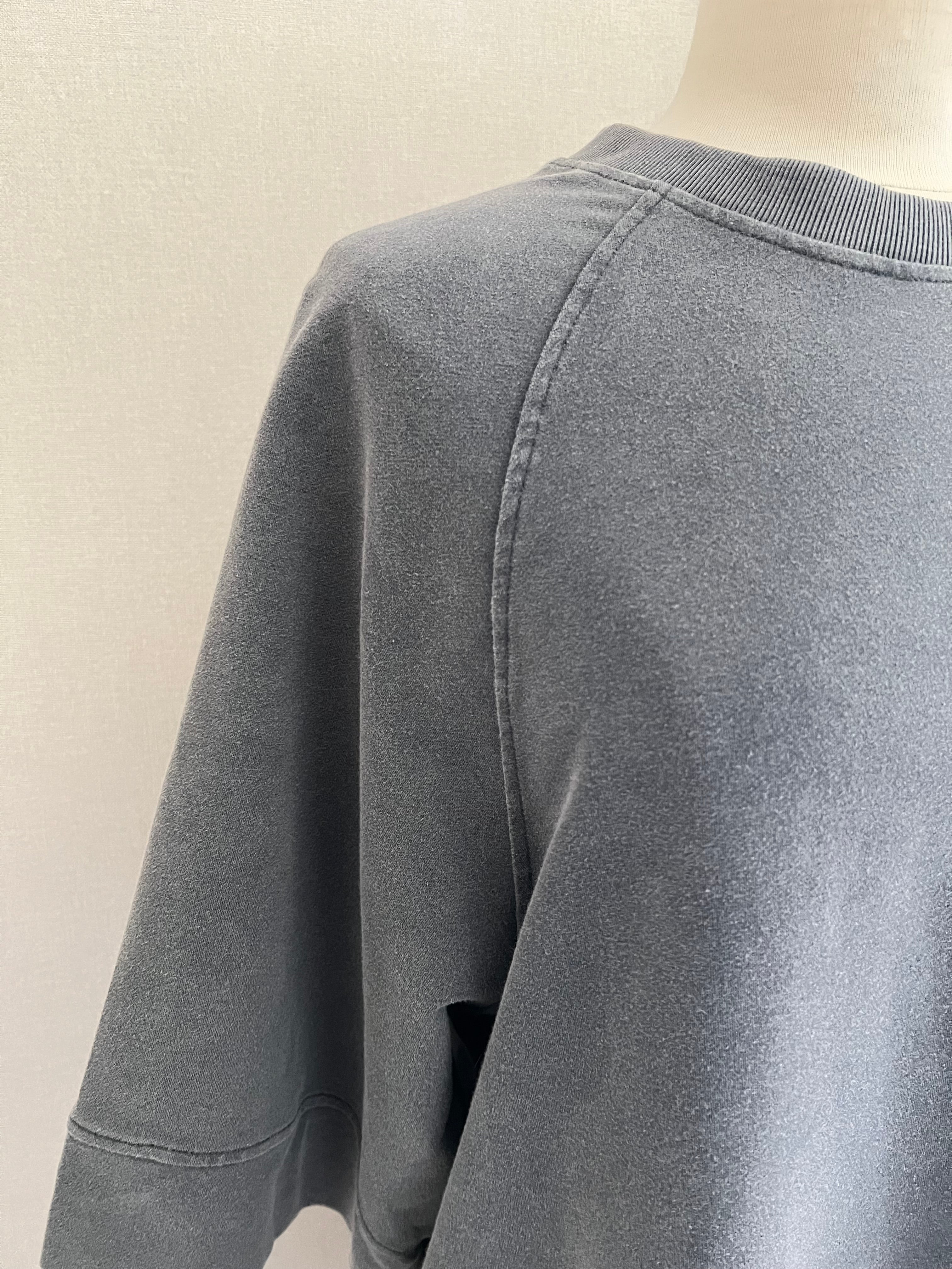 Robe Lisa grise col rond manches courtes - détail tissu - Coka Collection