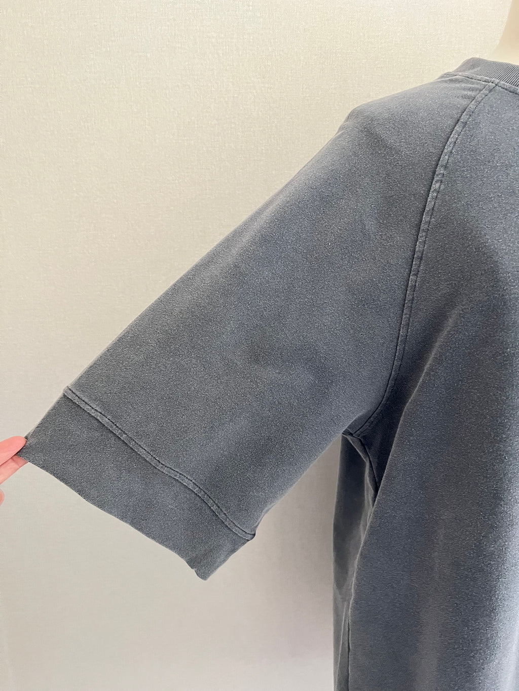 Robe Lisa grise col rond manches courtes - détail manches - Coka Collection