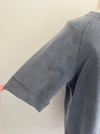 Robe Lisa grise col rond manches courtes - détail manches - Coka Collection
