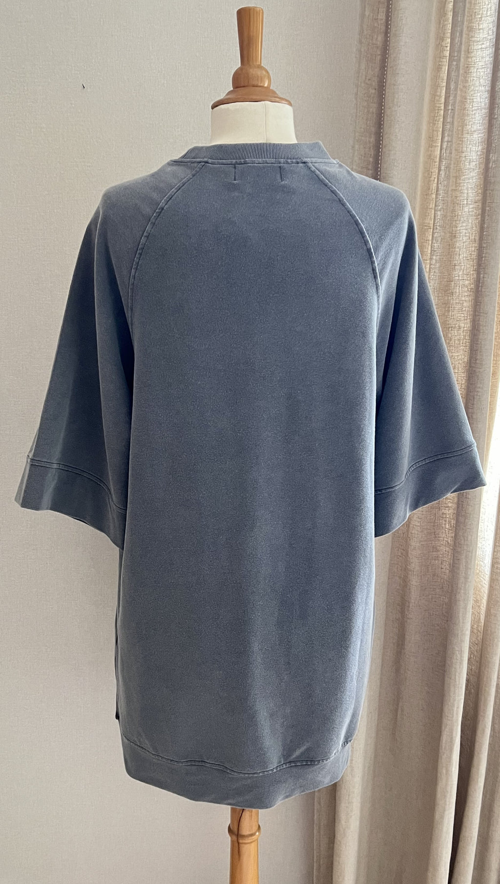 Robe Lisa grise oversize - vue de dos - Coka Collection
