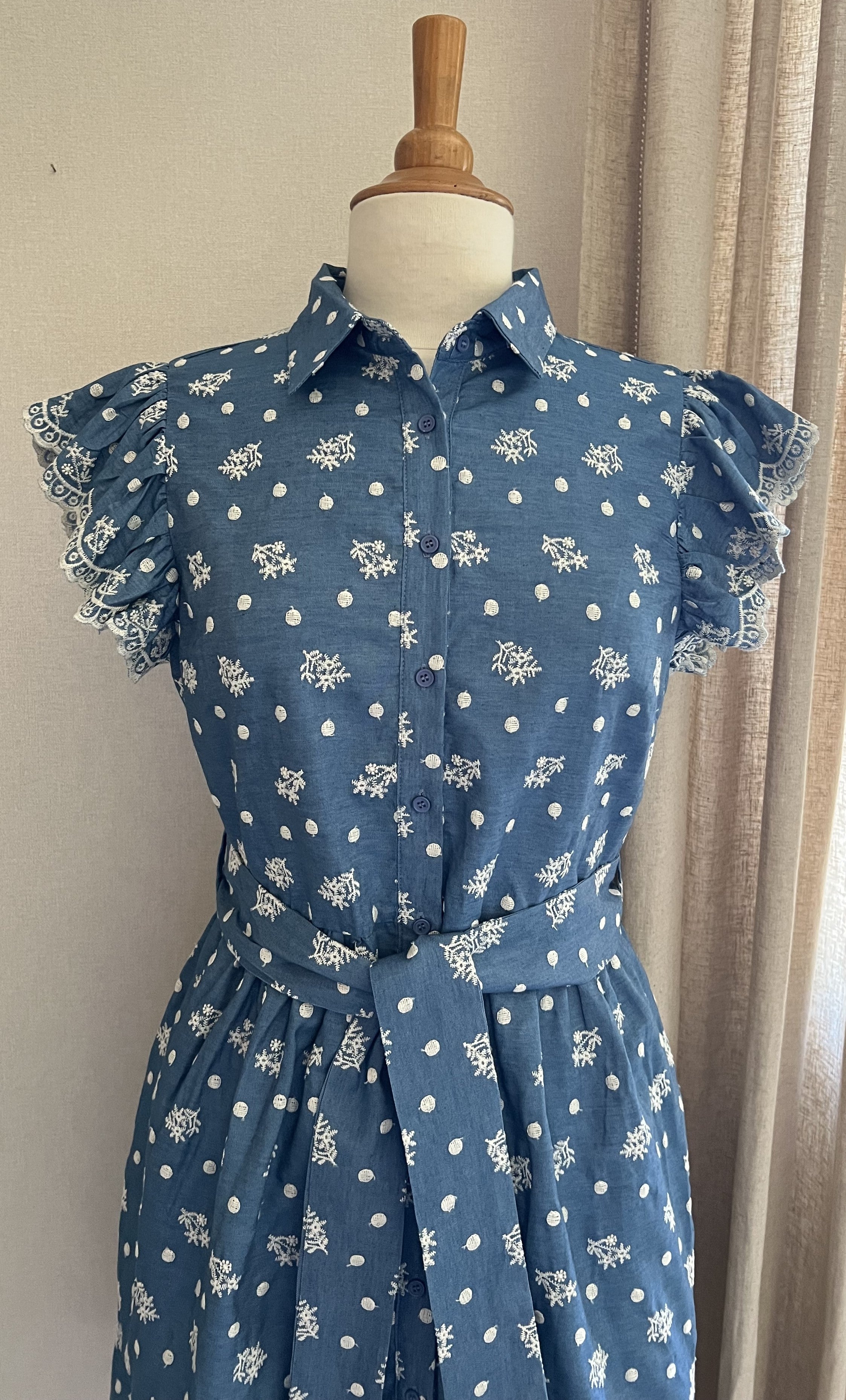 Robe Line brodée Kilky col chemise vue de face - Coka Collection
