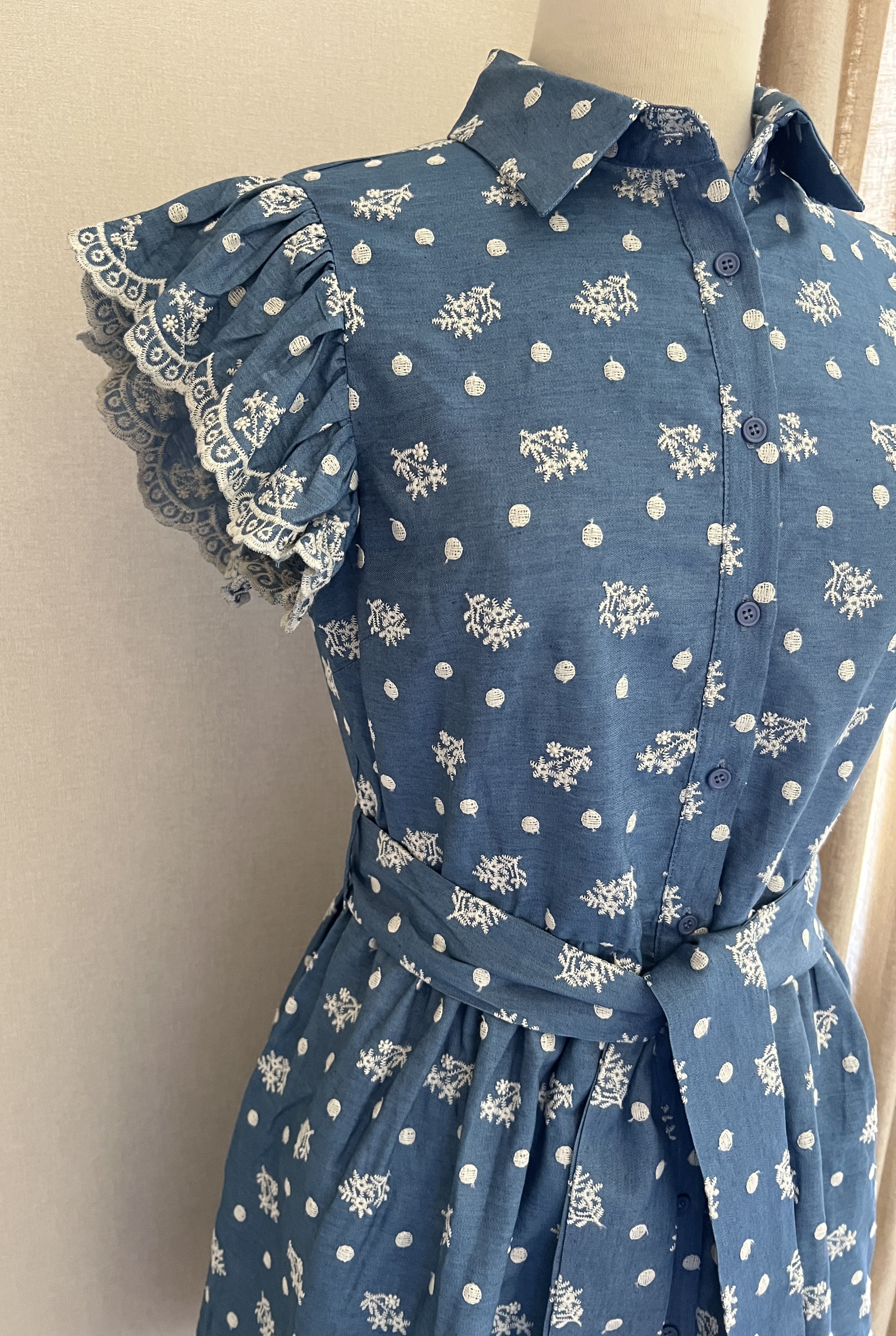 Robe Line brodée Kilky bleue motifs blancs - Coka Collection