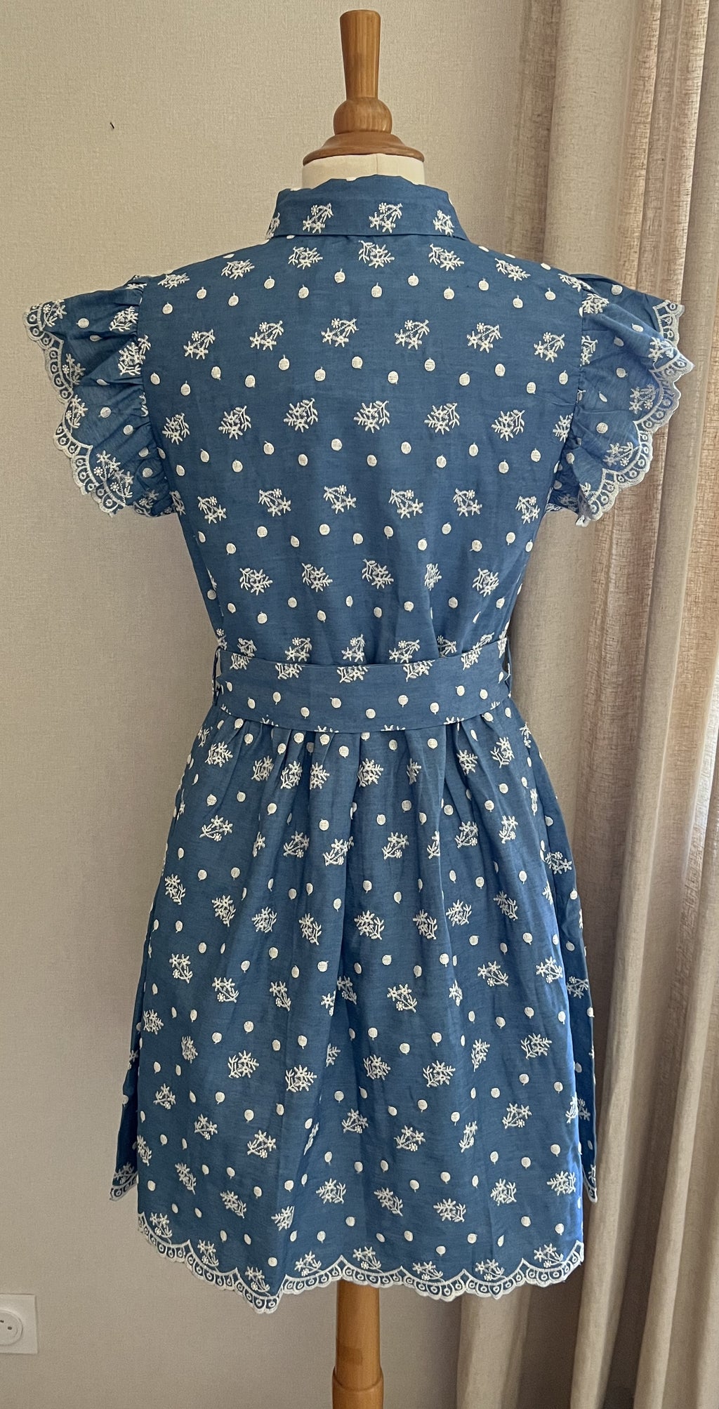 Robe Line brodée Kilky col chemise vue de dos - Coka Collection