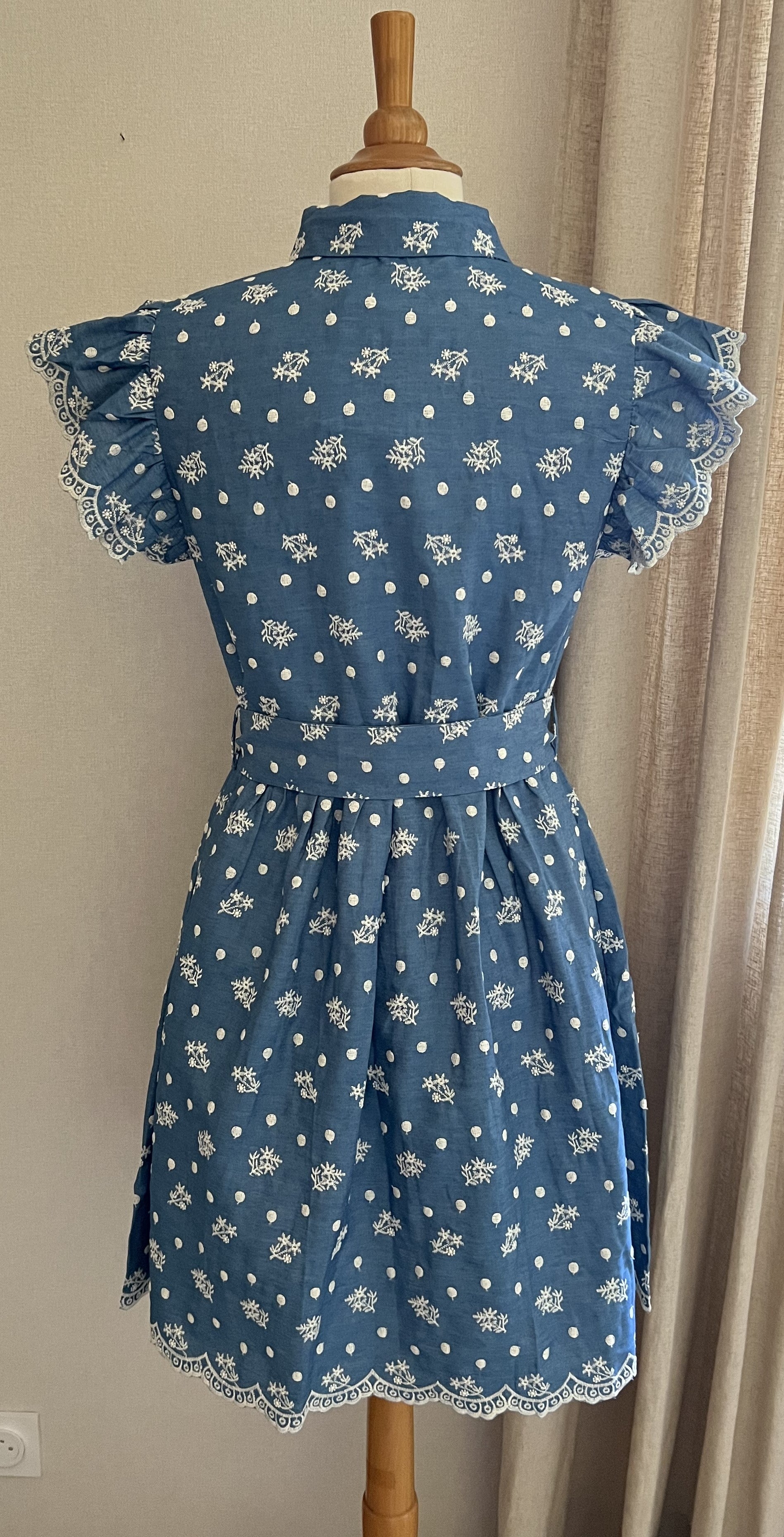Robe Line brodée Kilky col chemise vue de dos - Coka Collection