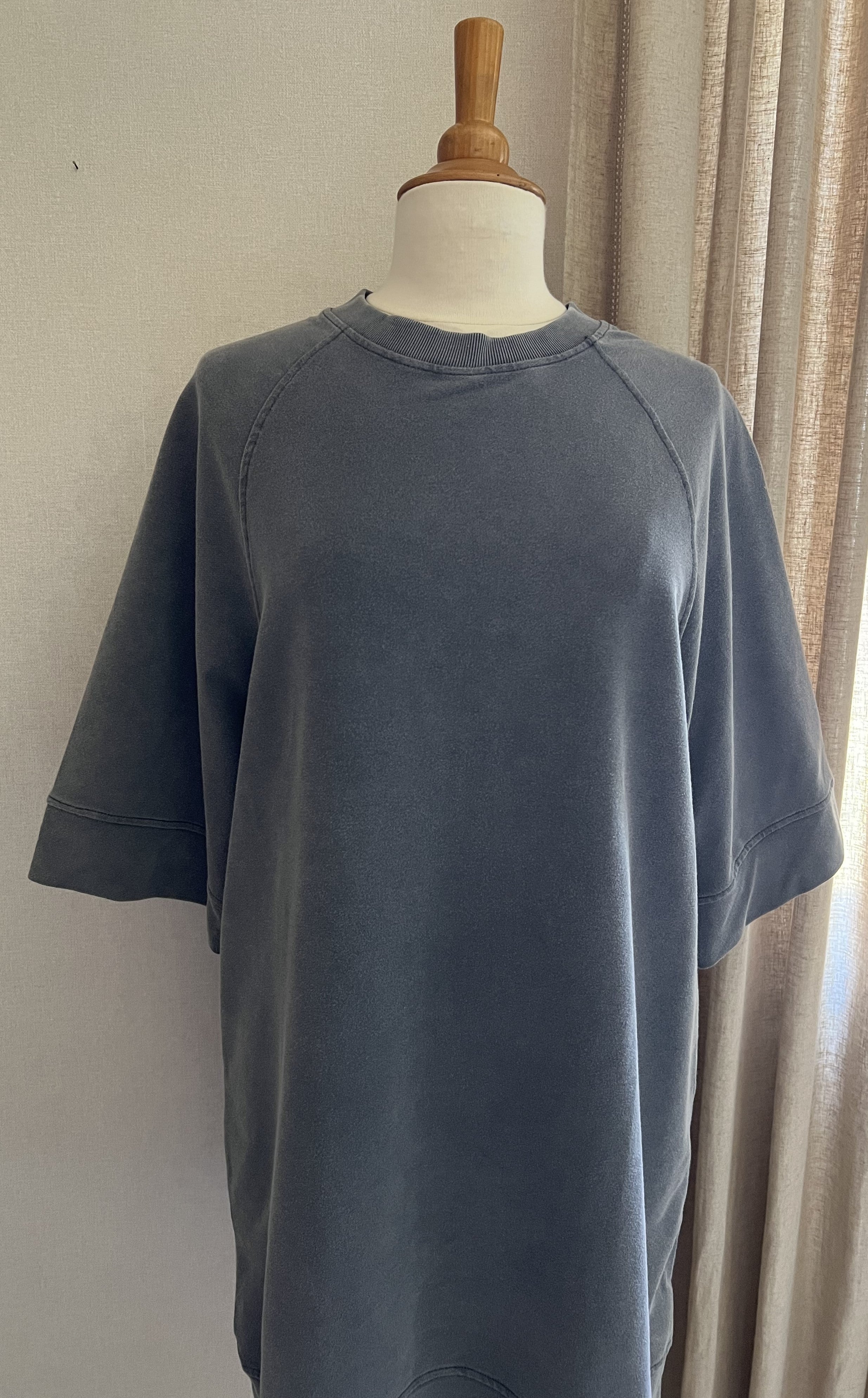 Robe Lisa grise oversize - vue de face - Coka Collection