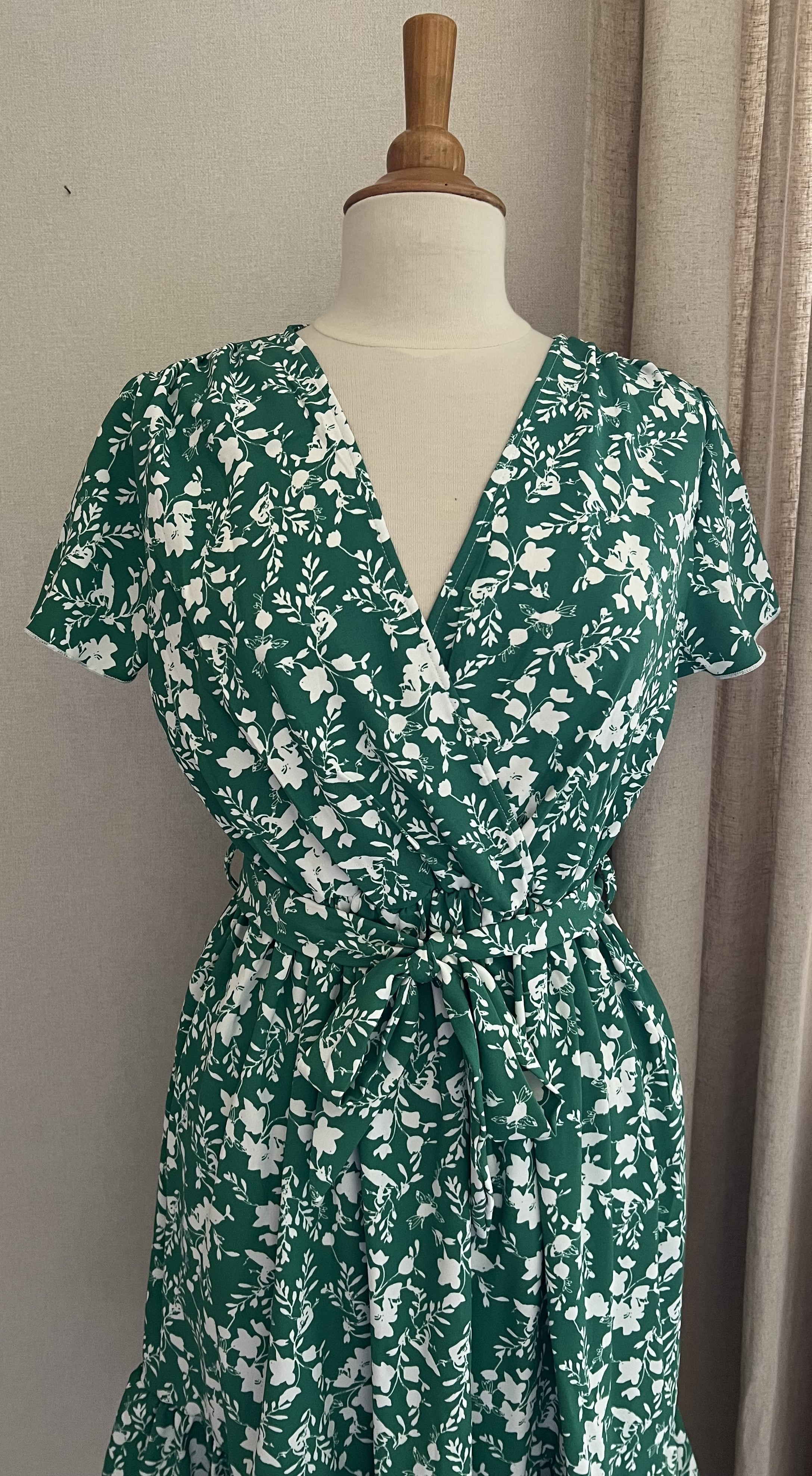 Robe Gina courte fleurie verte décolleté croisé - bohème chic | Coka Collection