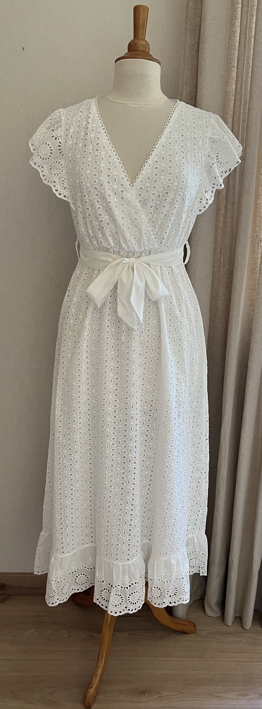 Robe Sandrine longue blanche broderie anglaise - vue face - Coka Collection